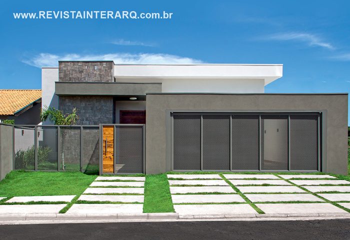 Com as necessidades da família definidas e soluções para o terreno com grande declive, este projeto de Aline Carareto desenvolveu espaços harmônicos - Revista InterArq | Arquitetura, Decoração, Design, Paisagismo e Lifestyle