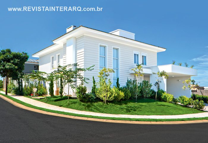 Esta casa possui a área social integrada e a ala íntima isolada - Revista InterArq | Arquitetura, Decoração, Design, Paisagismo e Lifestyle