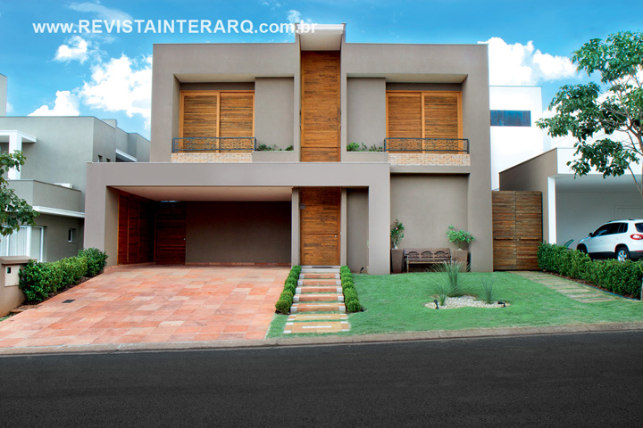 O ponto-chave deste projeto assinado por Josiani Sabino são as generosas aberturas de vidro que integram os espaços internos e externos - Revista InterArq | Arquitetura, Decoração, Design, Paisagismo e Lifestyle