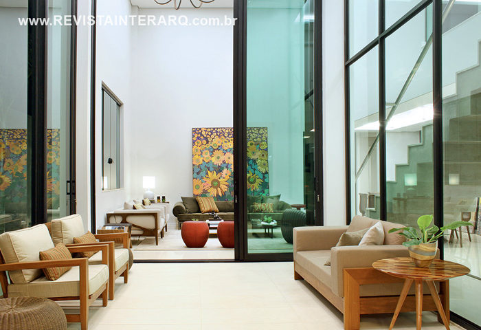 Peças de designers renomados são ressaltadas pela arquitetura integrada e pela luminotécnica desta casa projetada por Mário Láuris Jr. - Revista InterArq | Arquitetura, Decoração, Design, Paisagismo e Lifestyle