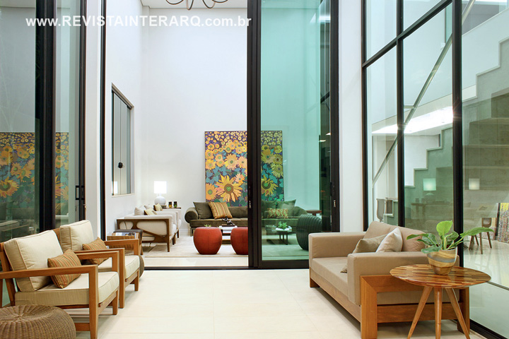 Peças de designers renomados são ressaltadas pela arquitetura integrada e pela luminotécnica desta casa projetada por Mário Láuris Jr. - Revista InterArq | Arquitetura, Decoração, Design, Paisagismo e Lifestyle