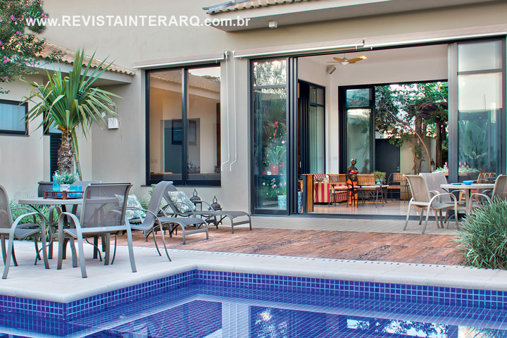 Jardins e uma atmosfera agradável envolvem os espaços desta residência - Revista InterArq | Arquitetura, Decoração, Design, Paisagismo e Lifestyle