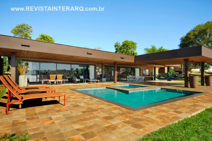 Esta casa de veraneio projetada por Claudia Togni abraça à paisagem - Revista InterArq | Arquitetura, Decoração, Design, Paisagismo e Lifestyle