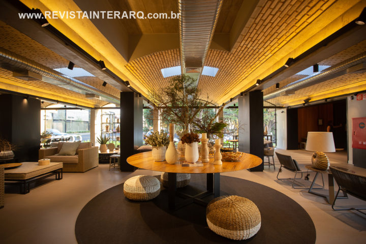 Ambientes funcionais traduzem o conceito modernista deste projeto - Revista InterArq | Arquitetura, Decoração, Design, Paisagismo e Lifestyle