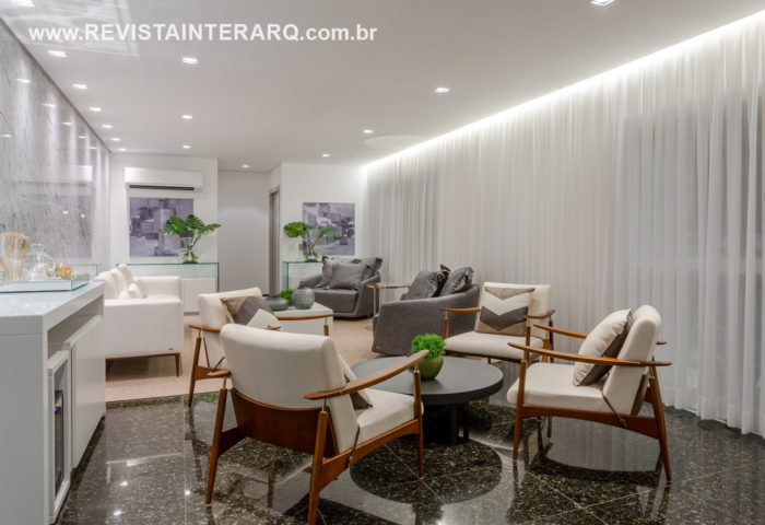 Uma paleta de tonalidades claras e a integração dos ambientes sociais foram o ponto de partida deste projeto de reforma assinado pelo escritório Cubo Arquitetura - Revista InterArq | Arquitetura, Decoração, Design, Paisagismo e Lifestyle