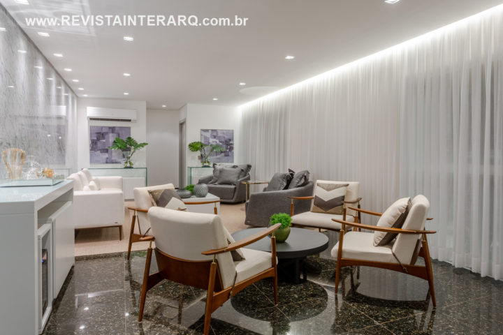 Uma paleta de tonalidades claras e a integração dos ambientes sociais foram o ponto de partida deste projeto de reforma assinado pelo escritório Cubo Arquitetura - Revista InterArq | Arquitetura, Decoração, Design, Paisagismo e Lifestyle