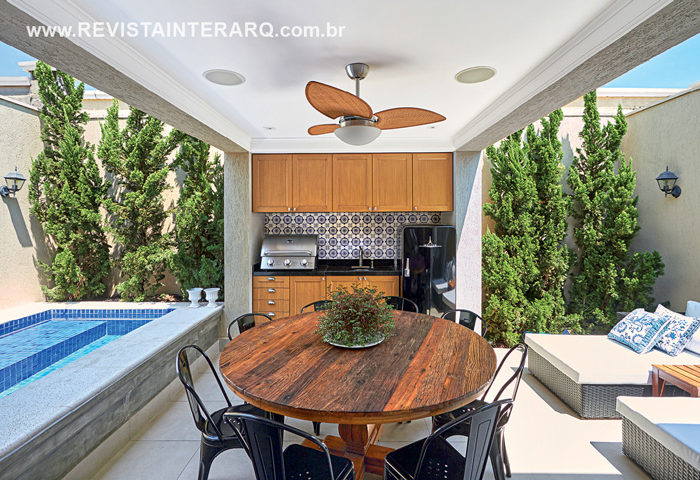 Atmosfera elegante envolta em composições clássicas foi a pauta deste projeto de Lisandro Piloni - Revista InterArq | Arquitetura, Decoração, Design, Paisagismo e Lifestyle