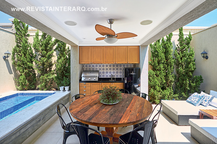 Atmosfera elegante envolta em composições clássicas foi a pauta deste projeto de Lisandro Piloni - Revista InterArq | Arquitetura, Decoração, Design, Paisagismo e Lifestyle