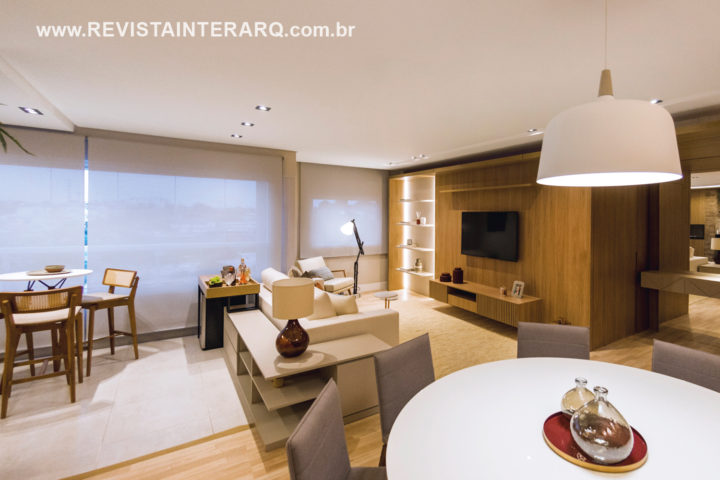 Elementos, como madeira e iluminação intimista, traduzem a essência acolhedora e clean deste projeto de Milena Aguiar - Revista InterArq | Arquitetura, Decoração, Design, Paisagismo e Lifestyle