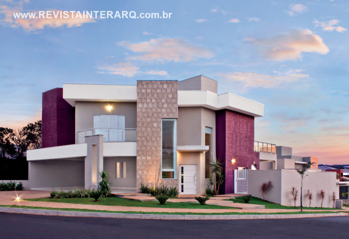 A família numerosa e os frequentes eventos gastronômicos dos moradores inspiraram o layout interno deste projeto - Revista InterArq | Arquitetura, Decoração, Design, Paisagismo e Lifestyle