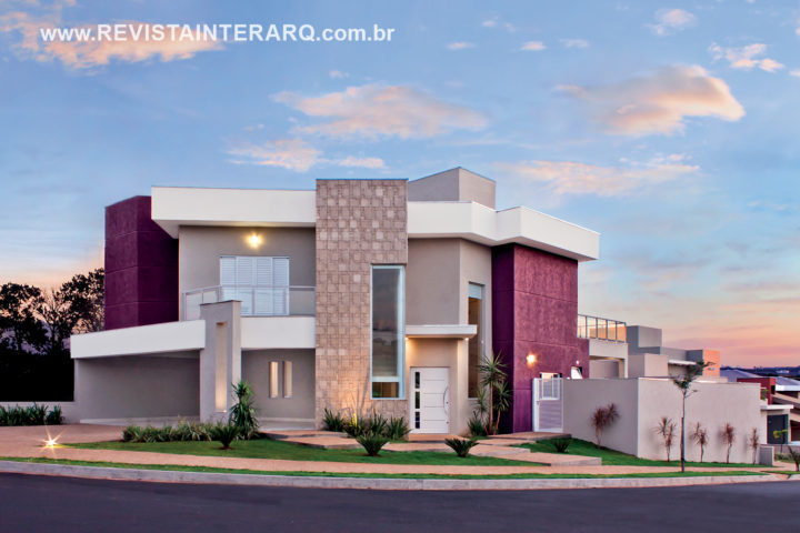 A família numerosa e os frequentes eventos gastronômicos dos moradores inspiraram o layout interno deste projeto - Revista InterArq | Arquitetura, Decoração, Design, Paisagismo e Lifestyle