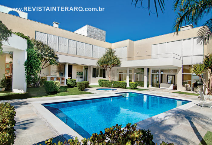Volumes, pórticos, marquises e grandes aberturas em vidro que integram os jardins aos ambientes revelam o estilo contemporâneo desta morada - Revista InterArq | Arquitetura, Decoração, Design, Paisagismo e Lifestyle