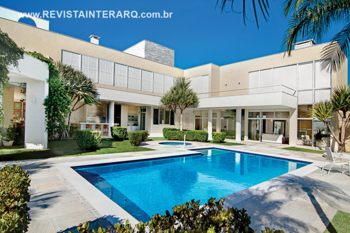 Volumes, pórticos, marquises e grandes aberturas em vidro que integram os jardins aos ambientes revelam o estilo contemporâneo desta morada - Revista InterArq | Arquitetura, Decoração, Design, Paisagismo e Lifestyle