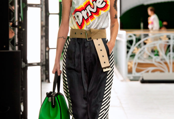 Dinâmica, intensa e ousada são as palavras-chave para a coleção da Louis Vuitton, desenvolvida pelo estilista Nicolas Ghesquiere. Focada nas fronteiras fluidas entre os gêneros, as peças trazem cor, sobreposições, sobretudos e minivestidos