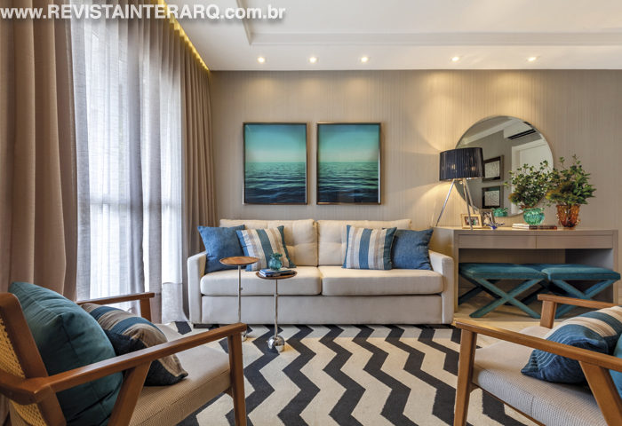 Para garantir amplitude nos espaços do apartamento, as profissionais projetaram uma releitura em diversos ambientes - Revista InterArq | Arquitetura, Decoração, Design, Paisagismo e Lifestyle