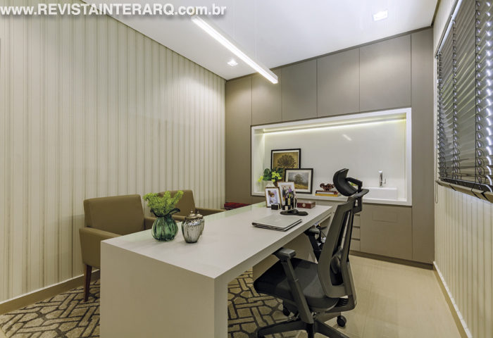 Para um layout funcional, as profissionais apostaram em um décor que privilegia a circulação nos ambientes - Revista InterArq | Arquitetura, Decoração, Design, Paisagismo e Lifestyle