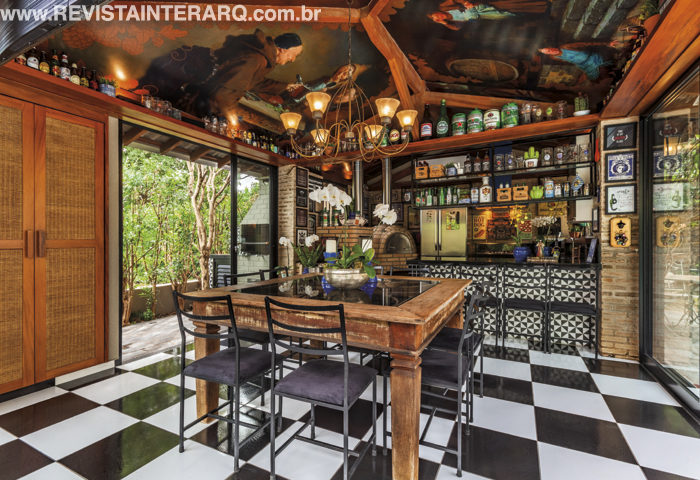 Um espaço lúdico que remete a um pub descontraído, com a mistura de elementos e decorações que impactam, foi o mote deste projeto de reformulação - Revista InterArq | Arquitetura, Decoração, Design, Paisagismo e Lifestyle