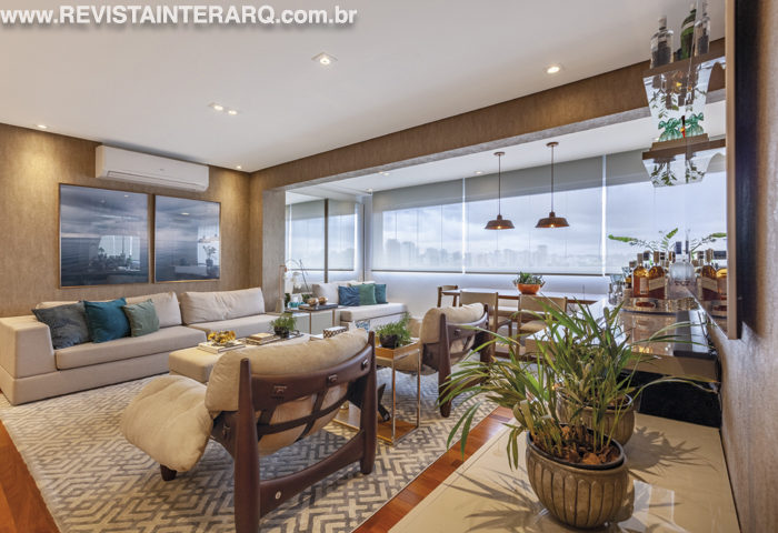 Um apartamento com ambientes integrados e amplos para receber com conforto foi o pedido dos clientes deste projeto - Revista InterArq | Arquitetura, Decoração, Design, Paisagismo e Lifestyle