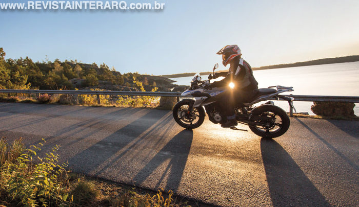 A G 310 GS foi o primeiro modelo compacto da marca. Com personalidade forte, o veículo é leve e possui muita potência em seu motor de 313 cc