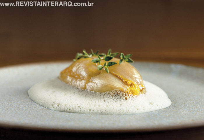 Prato do restaurante Oteque, no Rio de Janeiro, que ganhou duas estrelas, composto por cebola e ouriço