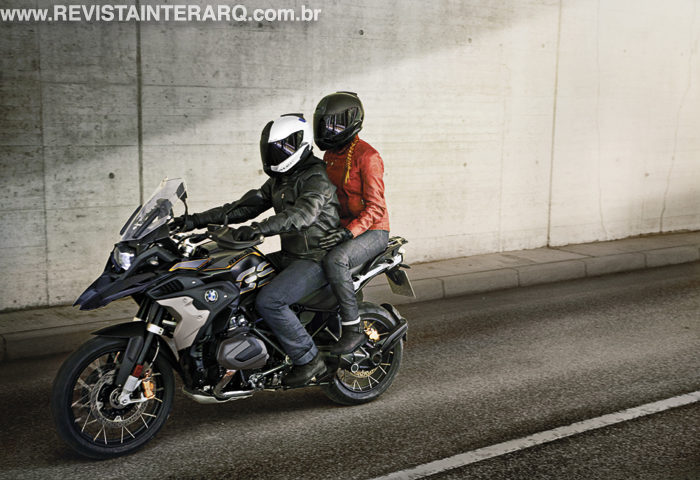 A F 850 GS é uma moto em que é possível dominar trilhas com desenvoltura e segurança, graças à roda dianteira de 21 polegadas e diversas outras características que a tornam única
