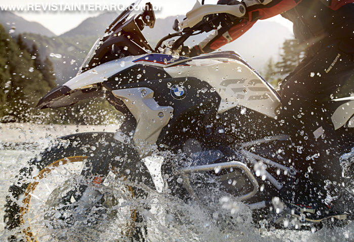 A G 310 GS foi o primeiro modelo compacto da marca. Com personalidade forte, o veículo é leve e possui muita potência em seu motor de 313 cc