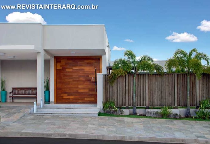 A área de lazer ocupa o coração desta casa com integração dos espaços - Revista InterArq | Arquitetura, Decoração, Design, Paisagismo e Lifestyle