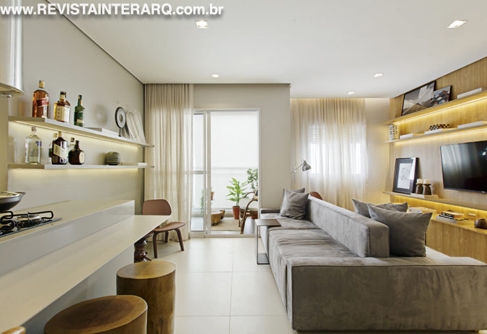 A união do living com a cozinha foi essencial para a criação de ambientes funcionais e dinâmicos deste apartamento de medidas enxutas projetado por Solange Cálio - Revista InterArq | Arquitetura, Decoração, Design, Paisagismo e Lifestyle