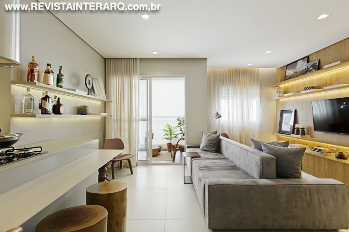 A união do living com a cozinha foi essencial para a criação de ambientes funcionais e dinâmicos deste apartamento de medidas enxutas projetado por Solange Cálio - Revista InterArq | Arquitetura, Decoração, Design, Paisagismo e Lifestyle
