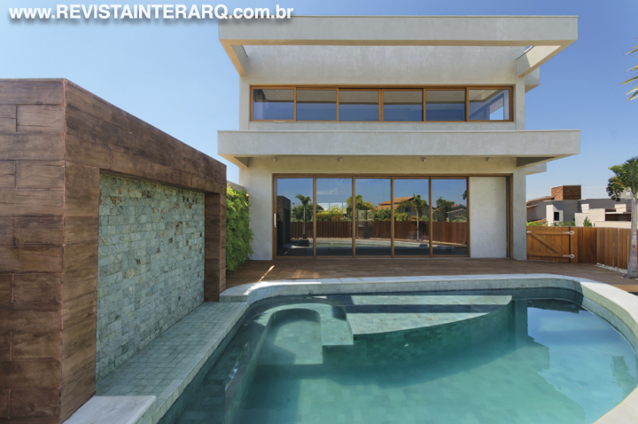 Materiais de aspectos naturais e verde destacam este projeto - Revista InterArq | Arquitetura, Decoração, Design, Paisagismo e Lifestyle