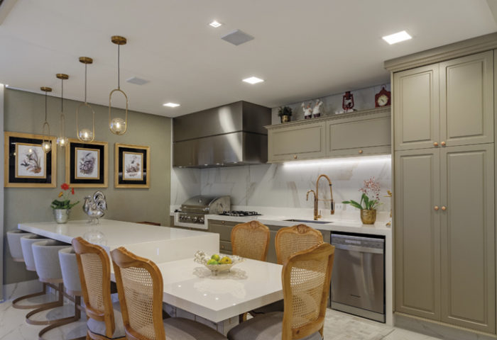 No gourmet, projetado por Sandra e Roberta Bergo, as bancadas em Neolith, para refeições rápidas, receberam banquetas modernas em couro e metal (Perfil Casa) e cadeiras clássicas que criaram o clima intimista do espaço. Os armários em tom fendi são da Marcato. Piso em porcelanato da Portinari e metais da Casa dos Construtores. As tintas são da São Geraldo Tintas