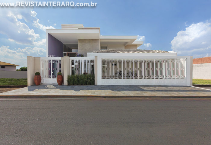 O terreno de medidas generosas permitiu a projeção de uma casa com dois pavimentos, com uma área de lazer completa e uma ala social que surpreende - Revista InterArq | Arquitetura, Decoração, Design, Paisagismo e Lifestyle