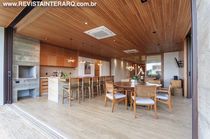 A profissional Marianna Vetorazzo Haddad utilizou formas retas e materiais nobres para projetar uma casa prática e aconchegante - Revista InterArq | Arquitetura, Decoração, Design, Paisagismo e Lifestyle
