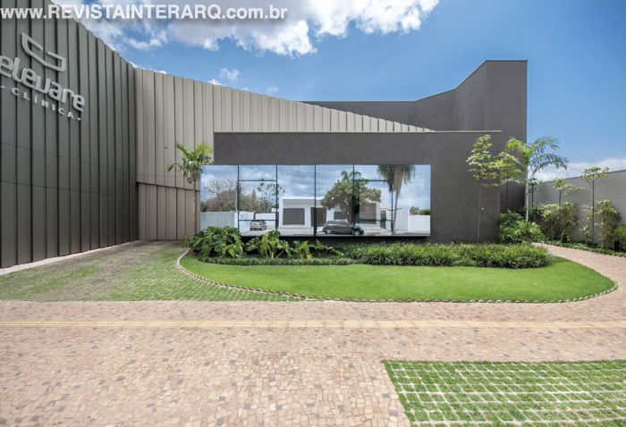 O projeto desta clínica adotou uma linguagem atemporal e funcional - Revista InterArq | Arquitetura, Decoração, Design, Paisagismo e Lifestyle