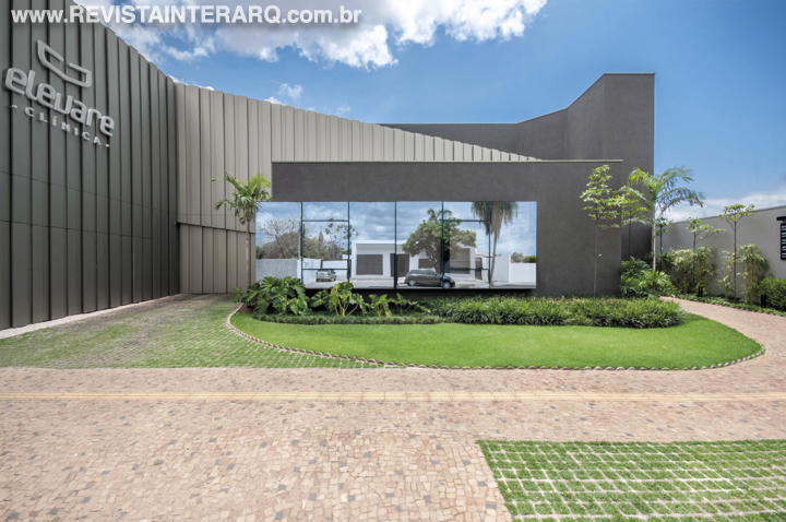O projeto desta clínica adotou uma linguagem atemporal e funcional - Revista InterArq | Arquitetura, Decoração, Design, Paisagismo e Lifestyle