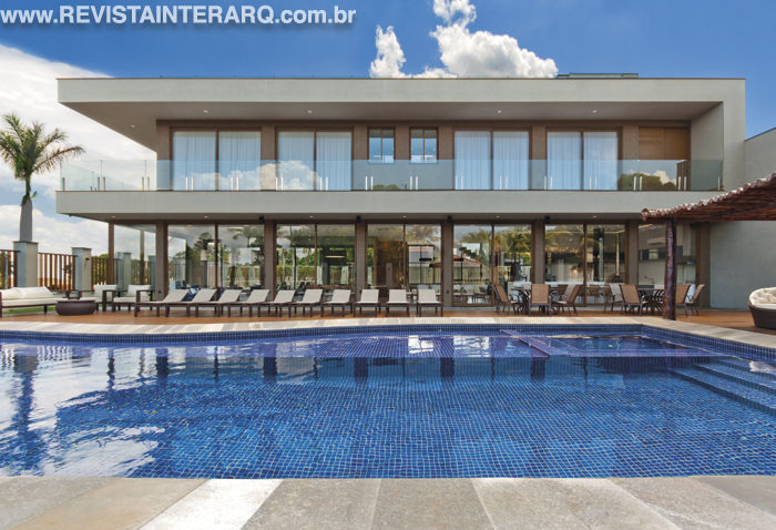 Espaços amplos e integrados, são os destaques desta casa de veraneio - Revista InterArq | Arquitetura, Decoração, Design, Paisagismo e Lifestyle