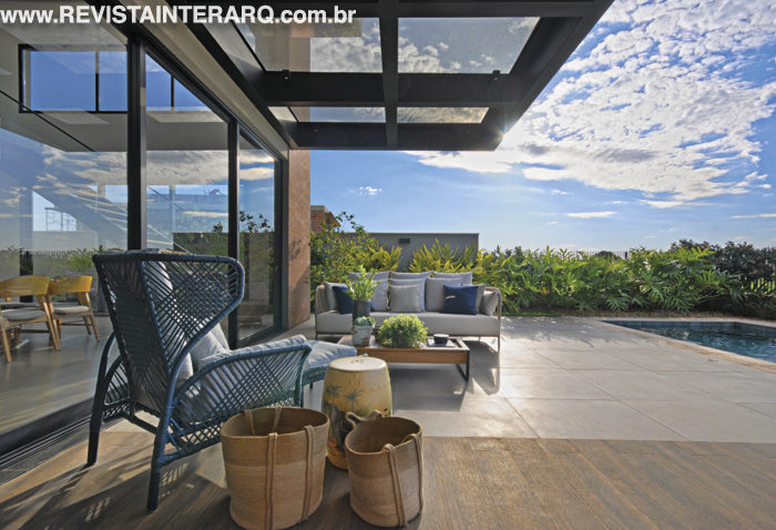 Neste projeto, a área gourmet foi integrada aos demais espaços da casa - Revista InterArq | Arquitetura, Decoração, Design, Paisagismo e Lifestyle