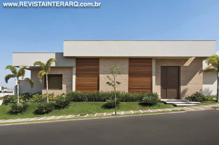 Uma casa onde o destaque foi o estilo de vida dos moradores - Revista InterArq | Arquitetura, Decoração, Design, Paisagismo e Lifestyle