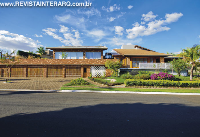 A premissa desta reforma projetada por Marcio Neves foi privilegiar a vista da casa, a fim de trazer o verde em meio à rotina agitada da cidade - Revista InterArq | Arquitetura, Decoração, Design, Paisagismo e Lifestyle