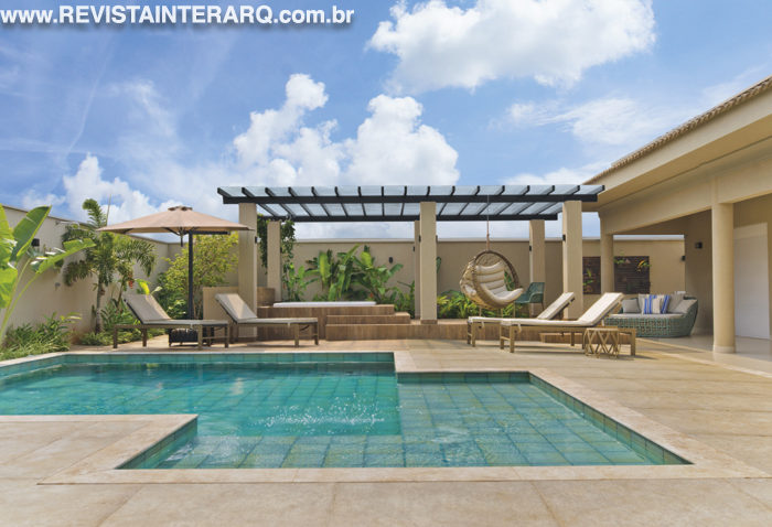 Karina Winter projetou um ambiente relax para esta residência: a ampla área de lazer reúne piscina revestida com acabamento da Villagres (Casa dos Construtores), Spa (Riolax) e espaço para meditação, com balanço e bancos. O pergolado protege a área da incidência direta de raios solares