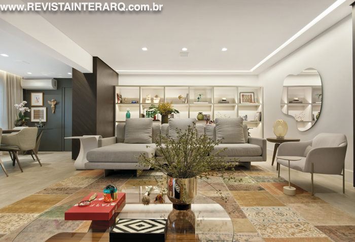 Inspirado no estilo de vida da cliente, este apartamento projetado pelo escritório RBTO Arquitetos recebeu um design de interiores com uma paleta suave e equilibrada - Revista InterArq | Arquitetura, Decoração, Design, Paisagismo e Lifestyle