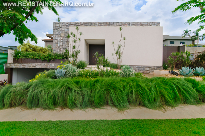 Explore este lindo jardim composto com pedras e plantas - Revista InterArq | Arquitetura, Decoração, Design, Paisagismo e Lifestyle