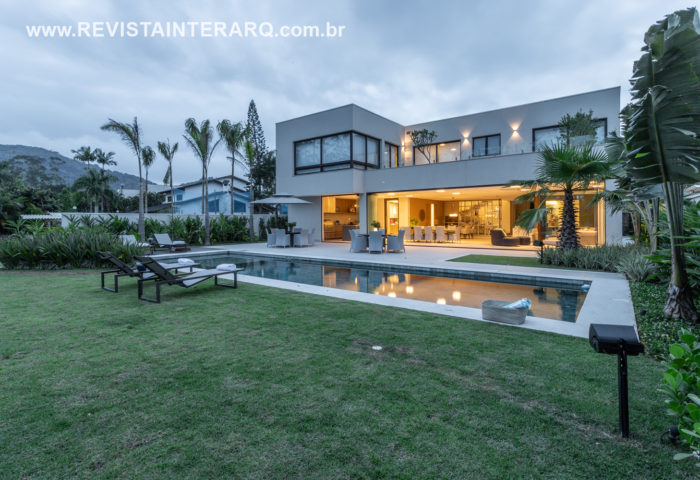 O estilo urbano deu vida a esta casa na praia projetada por Patrícia Penna - Revista InterArq | Arquitetura, Decoração, Design, Paisagismo e Lifestyle