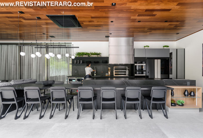 Com foco em receber, este projeto favorece a convivência familiar - Revista InterArq | Arquitetura, Decoração, Design, Paisagismo e Lifestyle