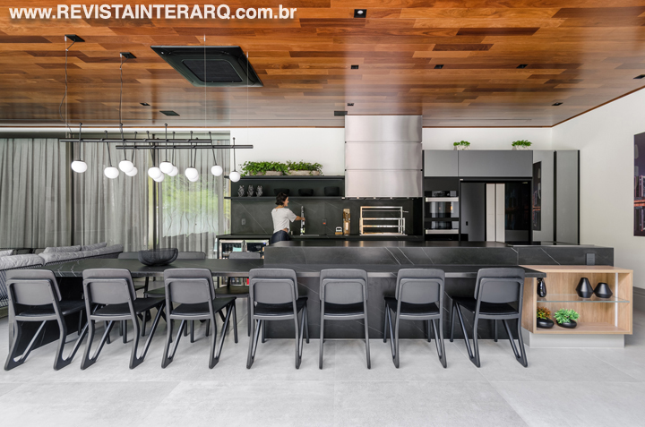 Com foco em receber, este projeto favorece a convivência familiar - Revista InterArq | Arquitetura, Decoração, Design, Paisagismo e Lifestyle