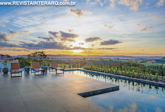 A piscina protagoniza este projeto com a vista privilegiada ao entorno - Revista InterArq | Arquitetura, Decoração, Design, Paisagismo e Lifestyle