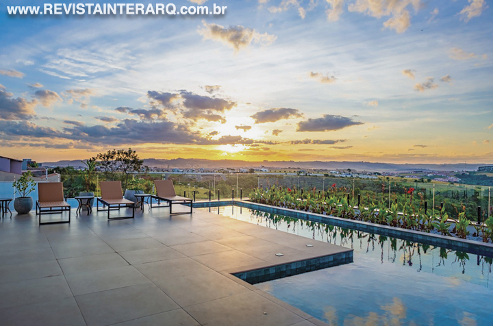 A piscina protagoniza este projeto com a vista privilegiada ao entorno - Revista InterArq | Arquitetura, Decoração, Design, Paisagismo e Lifestyle