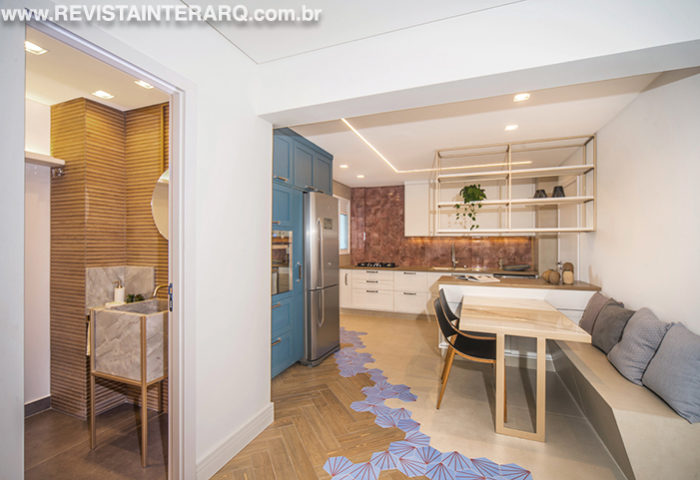 O uso de pisos diferentes delimitou os espaços neste projeto de interiores - Revista InterArq | Arquitetura, Decoração, Design, Paisagismo e Lifestyle