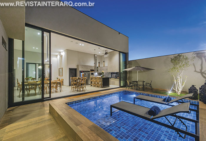 As linhas retas na fachada dividem espaço com elementos sofisticados - Revista InterArq | Arquitetura, Decoração, Design, Paisagismo e Lifestyle