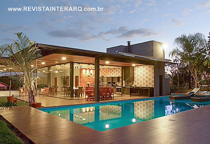 Integração, praticidade e aconchego permeiam este projeto - Revista InterArq | Arquitetura, Decoração, Design, Paisagismo e Lifestyle